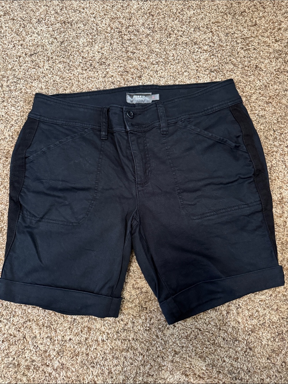 Torrid feel the fit black 12 cargo shorts